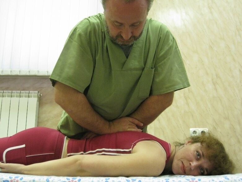 Eine Frau unterzieht sich einem Massagekurs, um thorakale Osteochondrose zu beseitigen.